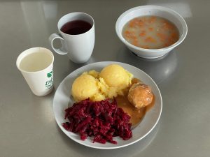 Krupnik 400 ml (GLU, SOJ, MLE, SEL, GOR), Ziemniaki 200 g , Pulpet wp. z szynki gotowany w sosie pomidorowym 1 Por (GLU, JAJ, OZI, SOJ, SEZ), Buraczki 150 g (SEL, GOR), Napar owocowy bez cukru. 250 ml , Woda 1 Por