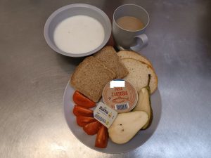 Płatki owsiane na mleku . 400 ml (BIA, GLU), Kawa zbożowa z mlekiem bez cukru. 250 ml (BIA, JAJ, SOJ, MLE, SEL, GOR), Chleb graham 65, bułka długa 40g, margaryna miękka 1szt 1 Por (GLU, OZI, SOJ, SEZ), Pasta z łososia 1 szt (JAJ, RYB, SEL), Pomidor 100 g , II Śniadanie: Gruszka 150 g